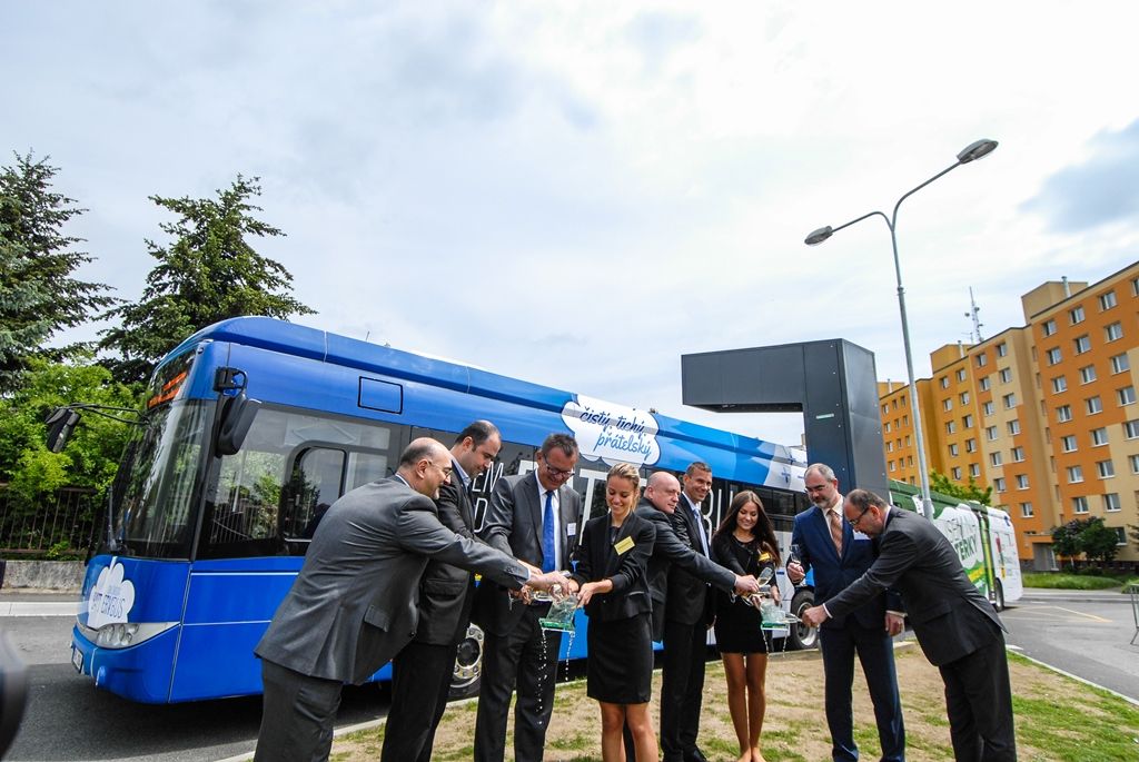 Na pravidelnou autobusovou linku č. 33 dnes poprvé do ostrého provozu s cestujícími vyjely dva nejnovější elektrobusy, které byly vyvinuty a vyrobeny společností Škoda Electric. Současně byla do provozu uvedena nová nabíjecí stanice na konečné autobusových linek v Krašovské ulici v Plzni. Vývoj a testování vozidel, výstavba stanice i vyhodnocování provozu jsou součástí evropského projektu ZeEUS, jenž se věnuje různým řešením elektromobility v oblasti veřejné dopravy. Plzeň se tak zařadila mezi významná města, jako jsou Londýn, Barcelona, Stockholm, Münster, Bonn a Cagliari. (foto: 28.5.2015)