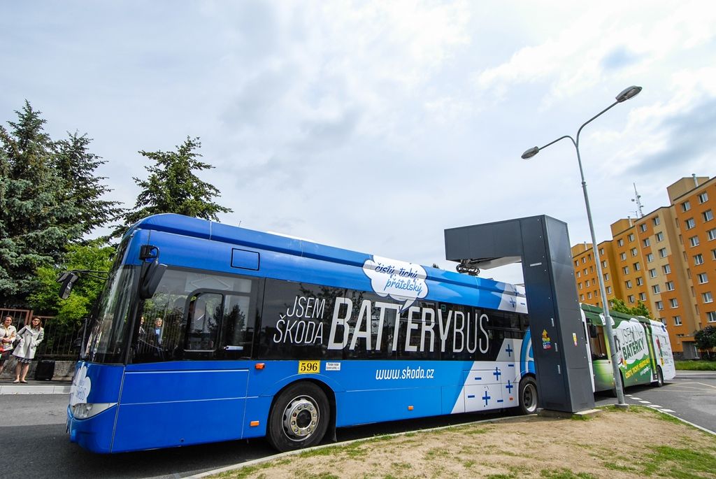 Na pravidelnou autobusovou linku č. 33 dnes poprvé do ostrého provozu s cestujícími vyjely dva nejnovější elektrobusy, které byly vyvinuty a vyrobeny společností Škoda Electric. Současně byla do provozu uvedena nová nabíjecí stanice na konečné autobusových linek v Krašovské ulici v Plzni. Vývoj a testování vozidel, výstavba stanice i vyhodnocování provozu jsou součástí evropského projektu ZeEUS, jenž se věnuje různým řešením elektromobility v oblasti veřejné dopravy. Plzeň se tak zařadila mezi významná města, jako jsou Londýn, Barcelona, Stockholm, Münster, Bonn a Cagliari. (foto: 28.5.2015)