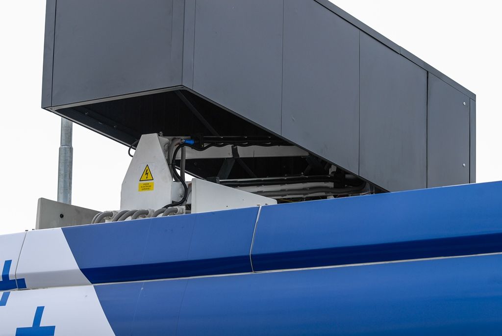 Na pravidelnou autobusovou linku č. 33 dnes poprvé do ostrého provozu s cestujícími vyjely dva nejnovější elektrobusy, které byly vyvinuty a vyrobeny společností Škoda Electric. Současně byla do provozu uvedena nová nabíjecí stanice na konečné autobusových linek v Krašovské ulici v Plzni. Vývoj a testování vozidel, výstavba stanice i vyhodnocování provozu jsou součástí evropského projektu ZeEUS, jenž se věnuje různým řešením elektromobility v oblasti veřejné dopravy. Plzeň se tak zařadila mezi významná města, jako jsou Londýn, Barcelona, Stockholm, Münster, Bonn a Cagliari. (foto: 28.5.2015)
