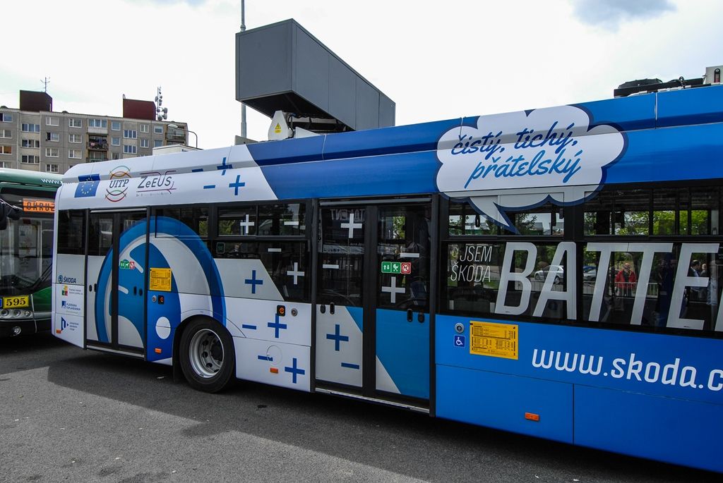 Na pravidelnou autobusovou linku č. 33 dnes poprvé do ostrého provozu s cestujícími vyjely dva nejnovější elektrobusy, které byly vyvinuty a vyrobeny společností Škoda Electric. Současně byla do provozu uvedena nová nabíjecí stanice na konečné autobusových linek v Krašovské ulici v Plzni. Vývoj a testování vozidel, výstavba stanice i vyhodnocování provozu jsou součástí evropského projektu ZeEUS, jenž se věnuje různým řešením elektromobility v oblasti veřejné dopravy. Plzeň se tak zařadila mezi významná města, jako jsou Londýn, Barcelona, Stockholm, Münster, Bonn a Cagliari. (foto: 28.5.2015)