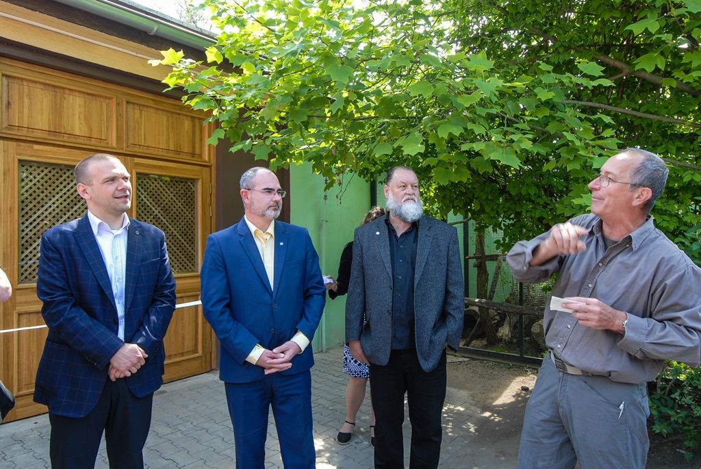 Novou expozici s nejjedovatějšími hady světa otevřela dnes plzeňská zoo. Opravou terárií z let 1963 a 1964 v Tropickém pavilonu přináší pohled na 12 druhů jedovatých hadů čtyř kontinentů, a sice Afriky, Austrálie, Asie a Ameriky. (foto: 29.5.2015)