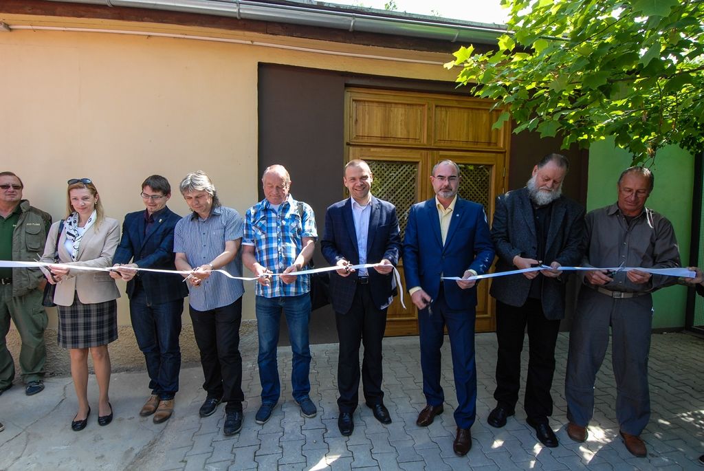 Novou expozici s nejjedovatějšími hady světa otevřela dnes plzeňská zoo. Opravou terárií z let 1963 a 1964 v Tropickém pavilonu přináší pohled na 12 druhů jedovatých hadů čtyř kontinentů, a sice Afriky, Austrálie, Asie a Ameriky. (foto: 29.5.2015)