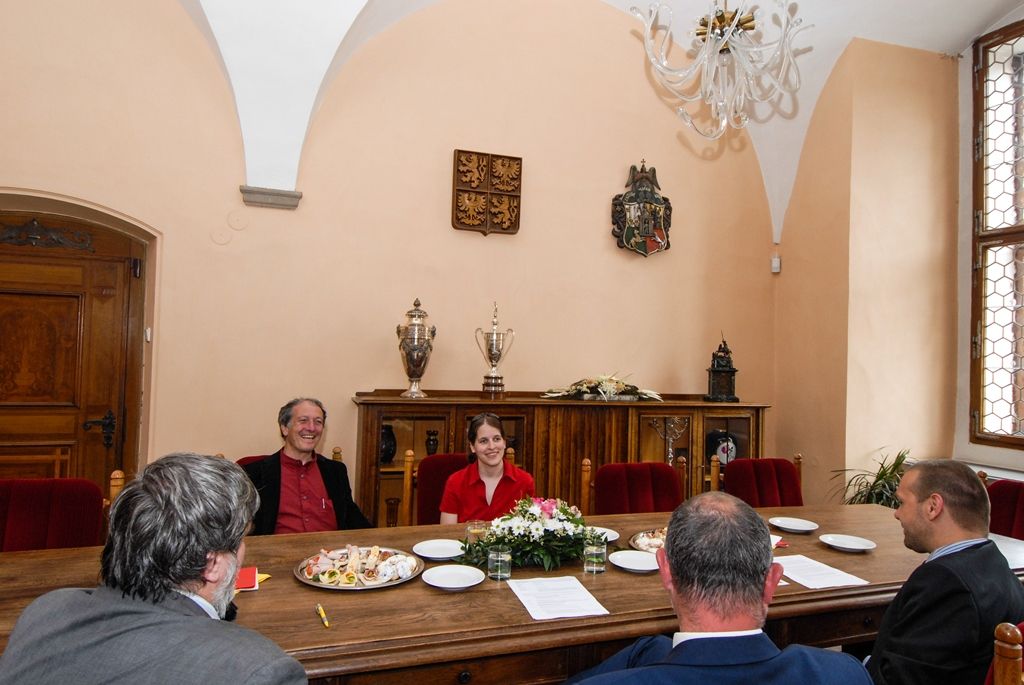 Český a československý filozof, sociolog a bývalý politik Rudolf Battěk získal dnes v Plzni in memoriam Cenu 1. června. Ocenění města, jež mu bylo uděleno za trvalou obhajobu a prosazování principů demokracie a lidských práv a svobod, si z rukou primátora Martina Zrzaveckého převzala vnučka Rudolfa Battěka Ester Glasová. Předání ceny se uskutečnilo při slavnostním zasedání Zastupitelstva města Plzně. To se koná pravidelně od roku 1993 na počest událostí 1. června 1953, kdy Plzeňané veřejně vystoupili proti totalitnímu režimu. (foto: 1.6.2015)