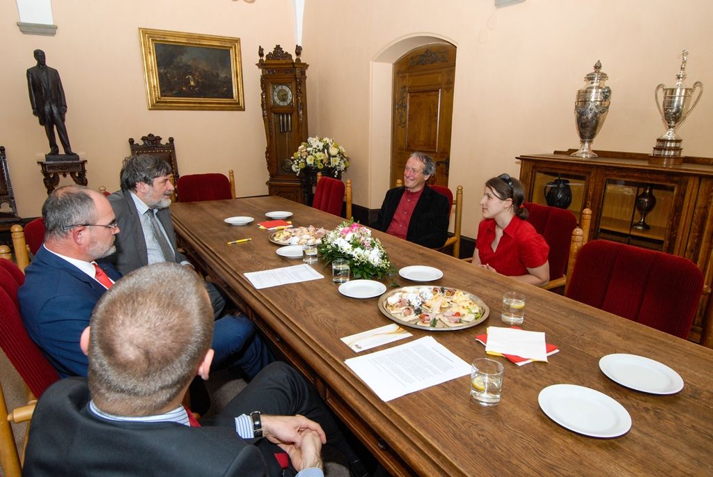 Český a československý filozof, sociolog a bývalý politik Rudolf Battěk získal dnes v Plzni in memoriam Cenu 1. června. Ocenění města, jež mu bylo uděleno za trvalou obhajobu a prosazování principů demokracie a lidských práv a svobod, si z rukou primátora Martina Zrzaveckého převzala vnučka Rudolfa Battěka Ester Glasová. Předání ceny se uskutečnilo při slavnostním zasedání Zastupitelstva města Plzně. To se koná pravidelně od roku 1993 na počest událostí 1. června 1953, kdy Plzeňané veřejně vystoupili proti totalitnímu režimu. (foto: 1.6.2015)