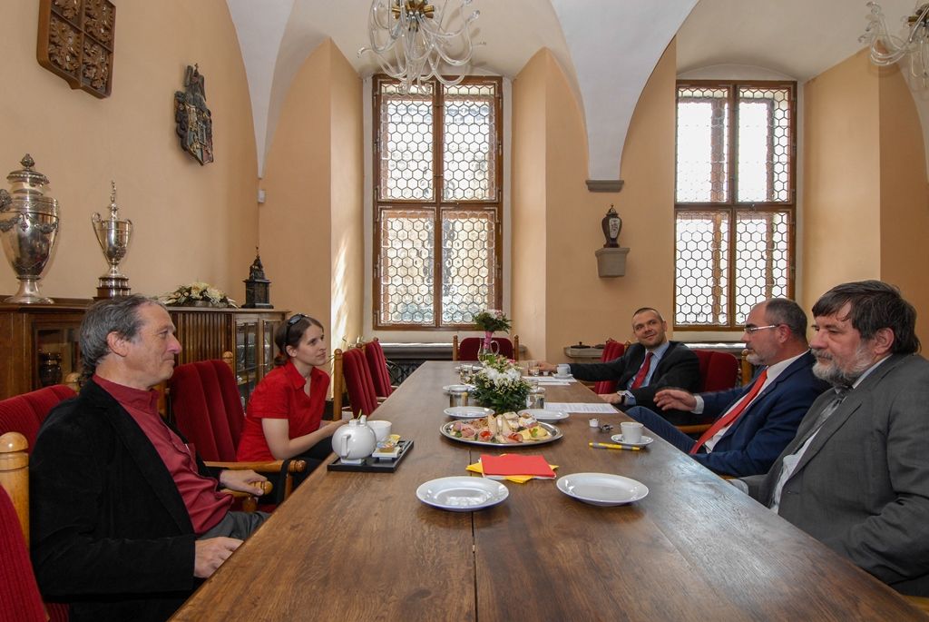 Český a československý filozof, sociolog a bývalý politik Rudolf Battěk získal dnes v Plzni in memoriam Cenu 1. června. Ocenění města, jež mu bylo uděleno za trvalou obhajobu a prosazování principů demokracie a lidských práv a svobod, si z rukou primátora Martina Zrzaveckého převzala vnučka Rudolfa Battěka Ester Glasová. Předání ceny se uskutečnilo při slavnostním zasedání Zastupitelstva města Plzně. To se koná pravidelně od roku 1993 na počest událostí 1. června 1953, kdy Plzeňané veřejně vystoupili proti totalitnímu režimu. (foto: 1.6.2015)