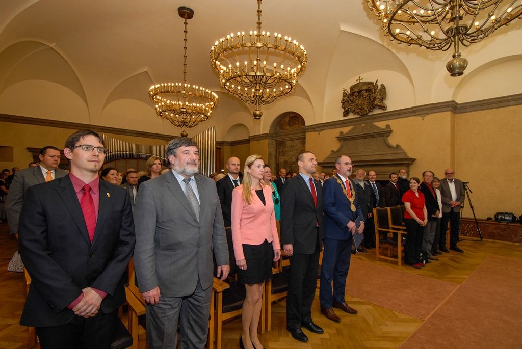 Český a československý filozof, sociolog a bývalý politik Rudolf Battěk získal dnes v Plzni in memoriam Cenu 1. června. Ocenění města, jež mu bylo uděleno za trvalou obhajobu a prosazování principů demokracie a lidských práv a svobod, si z rukou primátora Martina Zrzaveckého převzala vnučka Rudolfa Battěka Ester Glasová. Předání ceny se uskutečnilo při slavnostním zasedání Zastupitelstva města Plzně. To se koná pravidelně od roku 1993 na počest událostí 1. června 1953, kdy Plzeňané veřejně vystoupili proti totalitnímu režimu. (foto: 1.6.2015)