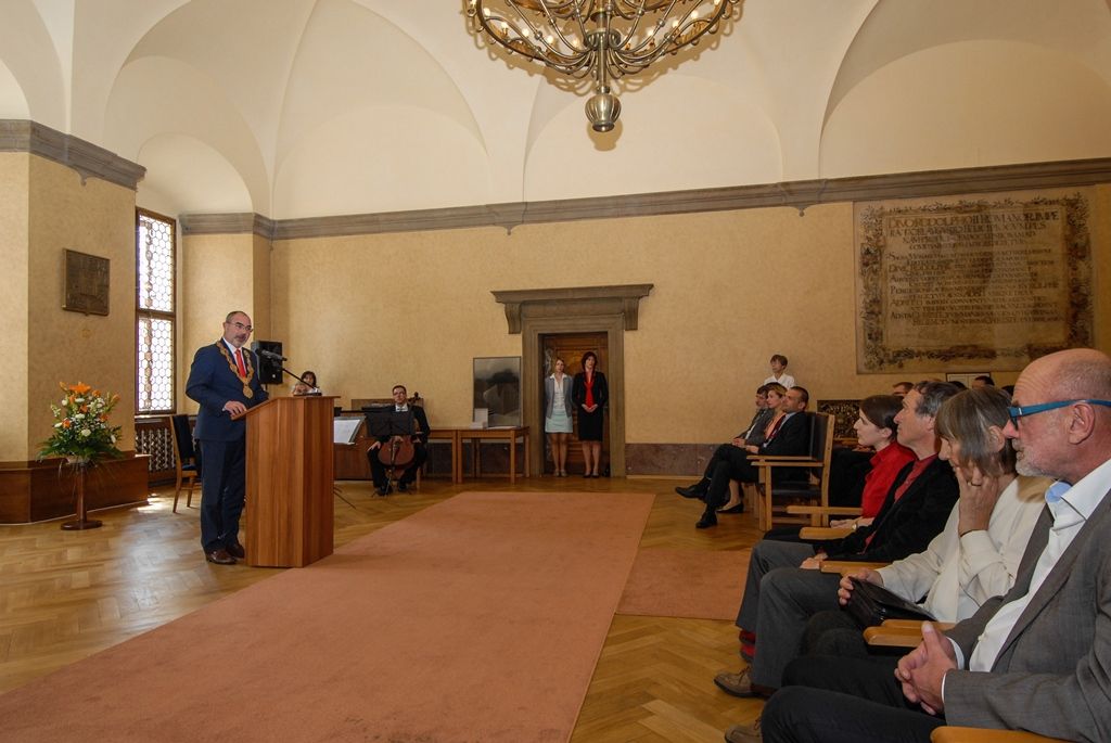 Český a československý filozof, sociolog a bývalý politik Rudolf Battěk získal dnes v Plzni in memoriam Cenu 1. června. Ocenění města, jež mu bylo uděleno za trvalou obhajobu a prosazování principů demokracie a lidských práv a svobod, si z rukou primátora Martina Zrzaveckého převzala vnučka Rudolfa Battěka Ester Glasová. Předání ceny se uskutečnilo při slavnostním zasedání Zastupitelstva města Plzně. To se koná pravidelně od roku 1993 na počest událostí 1. června 1953, kdy Plzeňané veřejně vystoupili proti totalitnímu režimu. (foto: 1.6.2015)