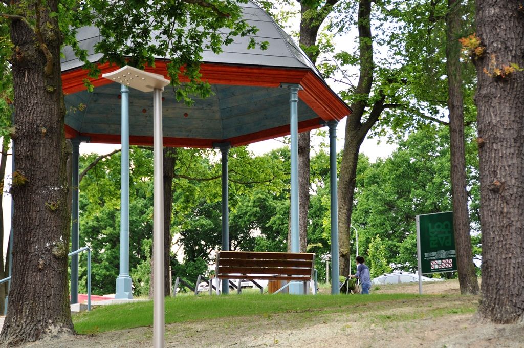 Lochotínský park v Plzni má novou tvář, město dokončilo rozsáhlou obnovu. Úpravy odpočinkové lokality, jež se nachází v těsné blízkosti zoologické zahrady a velkého amfiteátru pro více než 15 tisíc lidí, zahrnuly rekonstrukci hudebního pavilonku, obnovu cest, pořízení tzv. Artušova stolu neboli kamenné skulptury z dílny Václava Fialy, ale také kompletní zásah do parkové zeleně. Stavba vyšla na 29 milionů korun včetně DPH. Financována je z peněz EU, město Plzeň uhradí 15 procent ceny stavby. (foto: E. Kriegerová, 2.6.2015)