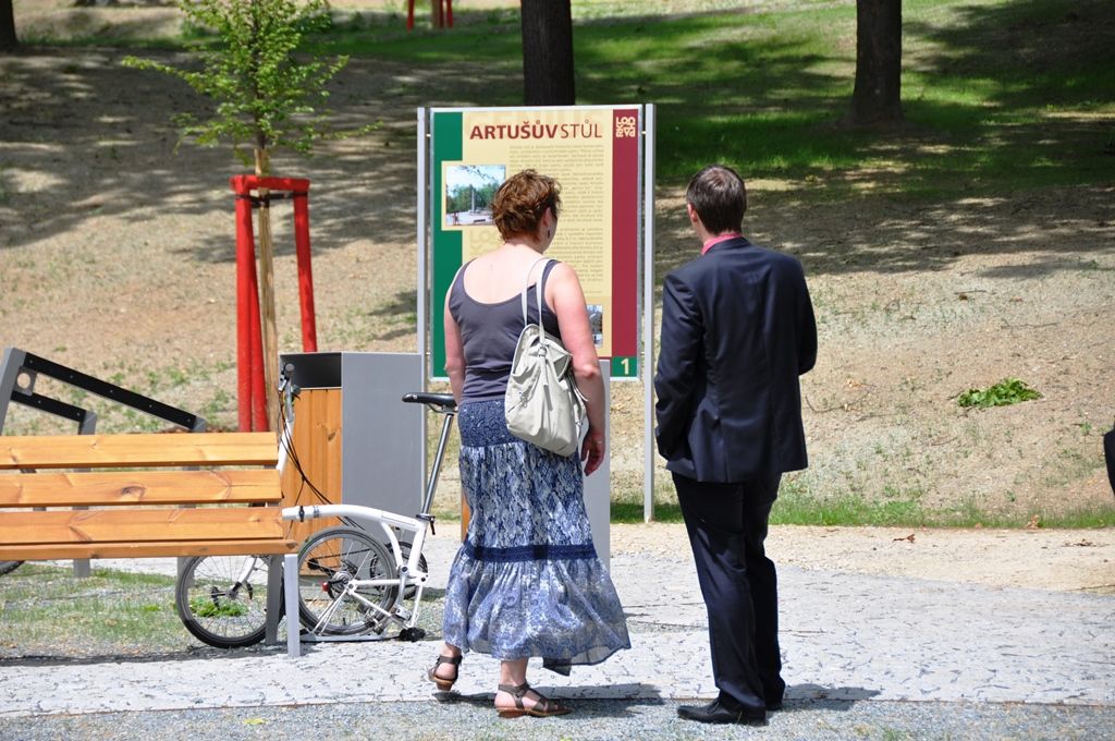 Lochotínský park v Plzni má novou tvář, město dokončilo rozsáhlou obnovu. Úpravy odpočinkové lokality, jež se nachází v těsné blízkosti zoologické zahrady a velkého amfiteátru pro více než 15 tisíc lidí, zahrnuly rekonstrukci hudebního pavilonku, obnovu cest, pořízení tzv. Artušova stolu neboli kamenné skulptury z dílny Václava Fialy, ale také kompletní zásah do parkové zeleně. Stavba vyšla na 29 milionů korun včetně DPH. Financována je z peněz EU, město Plzeň uhradí 15 procent ceny stavby. (foto: E. Kriegerová, 2.6.2015)