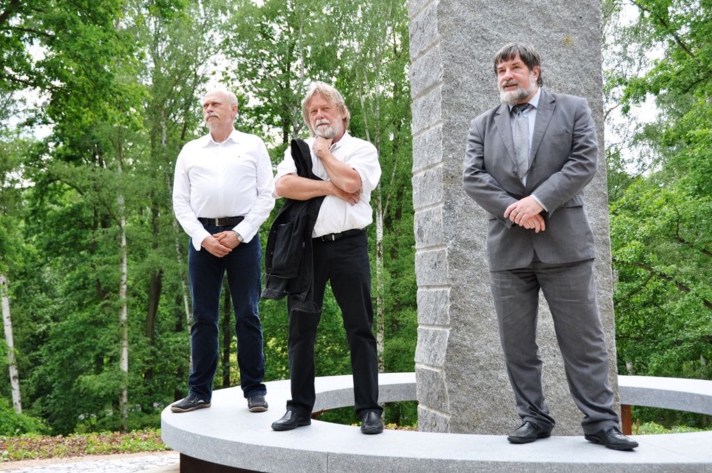 Lochotínský park v Plzni má novou tvář, město dokončilo rozsáhlou obnovu. Úpravy odpočinkové lokality, jež se nachází v těsné blízkosti zoologické zahrady a velkého amfiteátru pro více než 15 tisíc lidí, zahrnuly rekonstrukci hudebního pavilonku, obnovu cest, pořízení tzv. Artušova stolu neboli kamenné skulptury z dílny Václava Fialy, ale také kompletní zásah do parkové zeleně. Stavba vyšla na 29 milionů korun včetně DPH. Financována je z peněz EU, město Plzeň uhradí 15 procent ceny stavby. (foto: E. Kriegerová, 2.6.2015)
