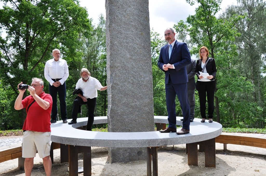 Lochotínský park v Plzni má novou tvář, město dokončilo rozsáhlou obnovu. Úpravy odpočinkové lokality, jež se nachází v těsné blízkosti zoologické zahrady a velkého amfiteátru pro více než 15 tisíc lidí, zahrnuly rekonstrukci hudebního pavilonku, obnovu cest, pořízení tzv. Artušova stolu neboli kamenné skulptury z dílny Václava Fialy, ale také kompletní zásah do parkové zeleně. Stavba vyšla na 29 milionů korun včetně DPH. Financována je z peněz EU, město Plzeň uhradí 15 procent ceny stavby. (foto: E. Kriegerová, 2.6.2015)