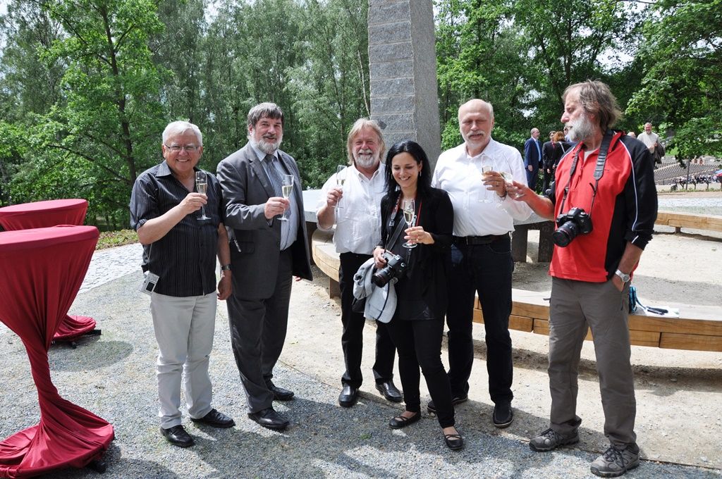 Lochotínský park v Plzni má novou tvář, město dokončilo rozsáhlou obnovu. Úpravy odpočinkové lokality, jež se nachází v těsné blízkosti zoologické zahrady a velkého amfiteátru pro více než 15 tisíc lidí, zahrnuly rekonstrukci hudebního pavilonku, obnovu cest, pořízení tzv. Artušova stolu neboli kamenné skulptury z dílny Václava Fialy, ale také kompletní zásah do parkové zeleně. Stavba vyšla na 29 milionů korun včetně DPH. Financována je z peněz EU, město Plzeň uhradí 15 procent ceny stavby. (foto: E. Kriegerová, 2.6.2015)
