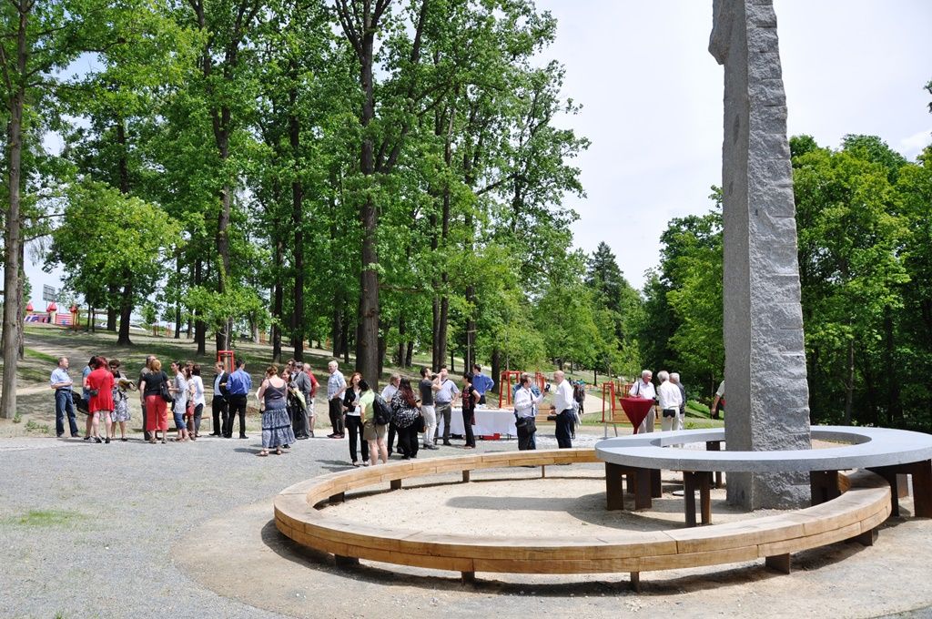 Lochotínský park v Plzni má novou tvář, město dokončilo rozsáhlou obnovu. Úpravy odpočinkové lokality, jež se nachází v těsné blízkosti zoologické zahrady a velkého amfiteátru pro více než 15 tisíc lidí, zahrnuly rekonstrukci hudebního pavilonku, obnovu cest, pořízení tzv. Artušova stolu neboli kamenné skulptury z dílny Václava Fialy, ale také kompletní zásah do parkové zeleně. Stavba vyšla na 29 milionů korun včetně DPH. Financována je z peněz EU, město Plzeň uhradí 15 procent ceny stavby. (foto: E. Kriegerová, 2.6.2015)