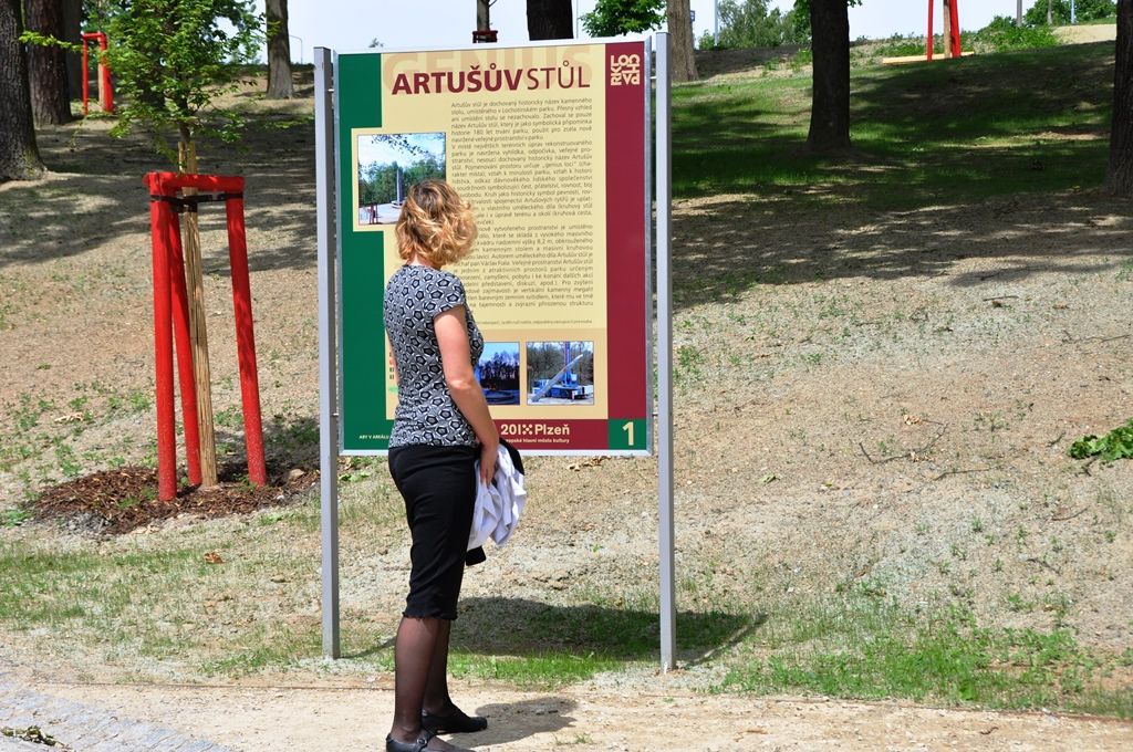 Lochotínský park v Plzni má novou tvář, město dokončilo rozsáhlou obnovu. Úpravy odpočinkové lokality, jež se nachází v těsné blízkosti zoologické zahrady a velkého amfiteátru pro více než 15 tisíc lidí, zahrnuly rekonstrukci hudebního pavilonku, obnovu cest, pořízení tzv. Artušova stolu neboli kamenné skulptury z dílny Václava Fialy, ale také kompletní zásah do parkové zeleně. Stavba vyšla na 29 milionů korun včetně DPH. Financována je z peněz EU, město Plzeň uhradí 15 procent ceny stavby. (foto: E. Kriegerová, 2.6.2015)
