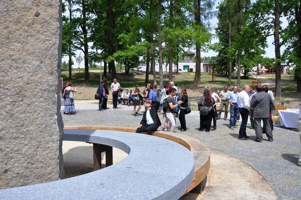 Lochotínský park v Plzni má novou tvář, město dokončilo rozsáhlou obnovu. Úpravy odpočinkové lokality, jež se nachází v těsné blízkosti zoologické zahrady a velkého amfiteátru pro více než 15 tisíc lidí, zahrnuly rekonstrukci hudebního pavilonku, obnovu cest, pořízení tzv. Artušova stolu neboli kamenné skulptury z dílny Václava Fialy, ale také kompletní zásah do parkové zeleně. Stavba vyšla na 29 milionů korun včetně DPH. Financována je z peněz EU, město Plzeň uhradí 15 procent ceny stavby. (foto: E. Kriegerová, 2.6.2015)