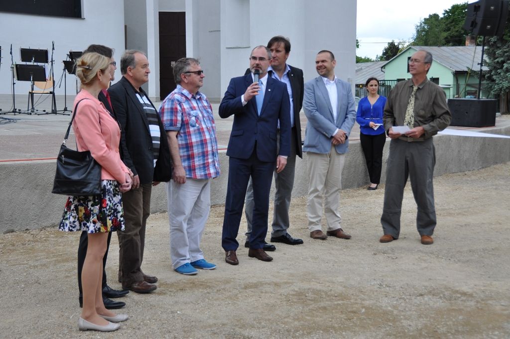 Lochotínský amfiteátr v Plzni se podařilo kompletně zrekonstruovat, stavba za 29,5 milionu korun zahrnula nejen rekonstrukci schodišť a hlediště, úpravy pódia, sanaci čtyř objektů, jež jsou součástí amfiteátru, ale i sadové úpravy a úpravy trávníků, pořízení bezpečnostního systému, nové obrazovky, části plotu a další. Částkou přibližně 19,8 milionu korun přispěla Evropská unie. (foto: E. Kriegerová, 2.6.2015)