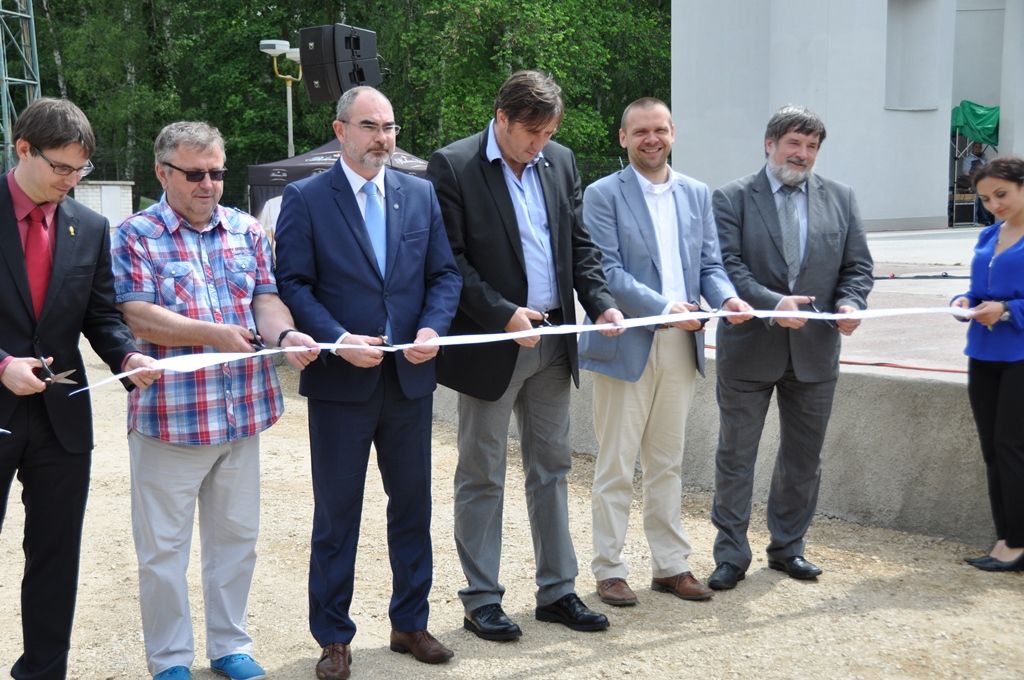 Lochotínský amfiteátr v Plzni se podařilo kompletně zrekonstruovat, stavba za 29,5 milionu korun zahrnula nejen rekonstrukci schodišť a hlediště, úpravy pódia, sanaci čtyř objektů, jež jsou součástí amfiteátru, ale i sadové úpravy a úpravy trávníků, pořízení bezpečnostního systému, nové obrazovky, části plotu a další. Částkou přibližně 19,8 milionu korun přispěla Evropská unie. (foto: E. Kriegerová, 2.6.2015)