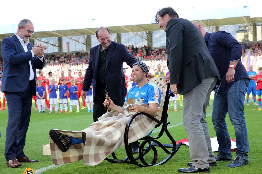 Vyprodaný fotbalový stadion v Plzni se včera rozloučil s Pavlem Horváthem, který zápasem „Horviho poslední desítka“ zakončil svou profesionální hráčskou kariéru. 11 555 diváků tak mělo šanci vidět v kopačkách kromě hráčů FC Viktoria Plzeň i hokejové legendy Martina Straku a Jaroslava Špačka, hvězdy NHL Jakuba Voráčka a Jiřího Hudlera, režiséra a herce Jakuba Koháka, zpěváka Vojtěcha Dyka nebo herce Ivana Trojana a Ondřeje Vetchého. (Zdroj foto: FC Viktoria Plzeň)