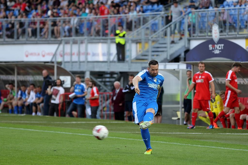 Vyprodaný fotbalový stadion v Plzni se včera rozloučil s Pavlem Horváthem, který zápasem „Horviho poslední desítka“ zakončil svou profesionální hráčskou kariéru. 11 555 diváků tak mělo šanci vidět v kopačkách kromě hráčů FC Viktoria Plzeň i hokejové legendy Martina Straku a Jaroslava Špačka, hvězdy NHL Jakuba Voráčka a Jiřího Hudlera, režiséra a herce Jakuba Koháka, zpěváka Vojtěcha Dyka nebo herce Ivana Trojana a Ondřeje Vetchého. (Zdroj foto: FC Viktoria Plzeň)