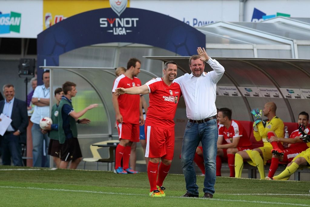 Vyprodaný fotbalový stadion v Plzni se včera rozloučil s Pavlem Horváthem, který zápasem „Horviho poslední desítka“ zakončil svou profesionální hráčskou kariéru. 11 555 diváků tak mělo šanci vidět v kopačkách kromě hráčů FC Viktoria Plzeň i hokejové legendy Martina Straku a Jaroslava Špačka, hvězdy NHL Jakuba Voráčka a Jiřího Hudlera, režiséra a herce Jakuba Koháka, zpěváka Vojtěcha Dyka nebo herce Ivana Trojana a Ondřeje Vetchého. (Zdroj foto: FC Viktoria Plzeň)