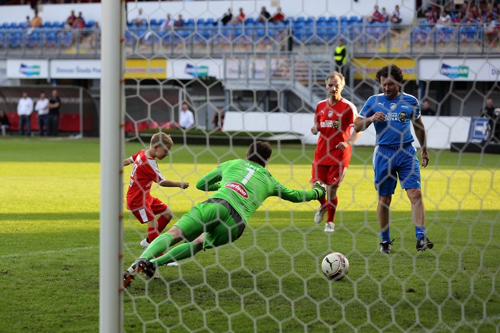 Vyprodaný fotbalový stadion v Plzni se včera rozloučil s Pavlem Horváthem, který zápasem „Horviho poslední desítka“ zakončil svou profesionální hráčskou kariéru. 11 555 diváků tak mělo šanci vidět v kopačkách kromě hráčů FC Viktoria Plzeň i hokejové legendy Martina Straku a Jaroslava Špačka, hvězdy NHL Jakuba Voráčka a Jiřího Hudlera, režiséra a herce Jakuba Koháka, zpěváka Vojtěcha Dyka nebo herce Ivana Trojana a Ondřeje Vetchého. (Zdroj foto: FC Viktoria Plzeň)