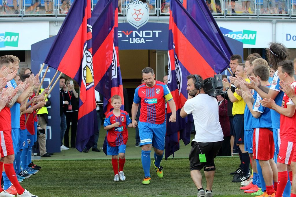 Vyprodaný fotbalový stadion v Plzni se včera rozloučil s Pavlem Horváthem, který zápasem „Horviho poslední desítka“ zakončil svou profesionální hráčskou kariéru. 11 555 diváků tak mělo šanci vidět v kopačkách kromě hráčů FC Viktoria Plzeň i hokejové legendy Martina Straku a Jaroslava Špačka, hvězdy NHL Jakuba Voráčka a Jiřího Hudlera, režiséra a herce Jakuba Koháka, zpěváka Vojtěcha Dyka nebo herce Ivana Trojana a Ondřeje Vetchého. (Zdroj foto: FC Viktoria Plzeň)
