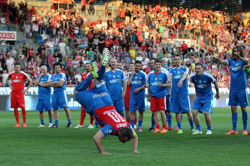 Vyprodaný fotbalový stadion v Plzni se včera rozloučil s Pavlem Horváthem, který zápasem „Horviho poslední desítka“ zakončil svou profesionální hráčskou kariéru. 11 555 diváků tak mělo šanci vidět v kopačkách kromě hráčů FC Viktoria Plzeň i hokejové legendy Martina Straku a Jaroslava Špačka, hvězdy NHL Jakuba Voráčka a Jiřího Hudlera, režiséra a herce Jakuba Koháka, zpěváka Vojtěcha Dyka nebo herce Ivana Trojana a Ondřeje Vetchého. (Zdroj foto: FC Viktoria Plzeň)
