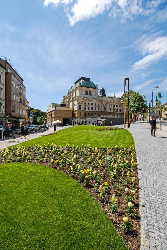 Město Plzeň má nově zrekonstruovanou jihozápadní část sadového okruhu ve svém historickém jádru. Okolí divadla J. K. Tyla je nyní více prosvětlené, nabízí lepší možnosti k posezení, odpočinku. Úpravy, které trvaly od loňského března do letošního dubna, stály 43,4 milionu korun včetně DPH. Město na stavbu získalo evropskou dotaci z Regionálního operačního programu NUTS II Jihozápad, tvoří 85 procent z celkových uznatelných nákladů. (foto: 3.6.2015)