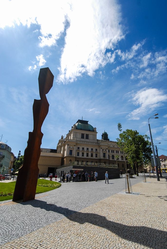 Město Plzeň má nově zrekonstruovanou jihozápadní část sadového okruhu ve svém historickém jádru. Okolí divadla J. K. Tyla je nyní více prosvětlené, nabízí lepší možnosti k posezení, odpočinku. Úpravy, které trvaly od loňského března do letošního dubna, stály 43,4 milionu korun včetně DPH. Město na stavbu získalo evropskou dotaci z Regionálního operačního programu NUTS II Jihozápad, tvoří 85 procent z celkových uznatelných nákladů. (foto: 3.6.2015)