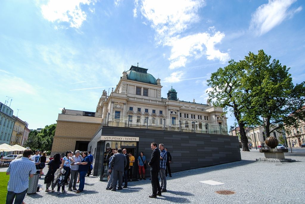 Město Plzeň má nově zrekonstruovanou jihozápadní část sadového okruhu ve svém historickém jádru. Okolí divadla J. K. Tyla je nyní více prosvětlené, nabízí lepší možnosti k posezení, odpočinku. Úpravy, které trvaly od loňského března do letošního dubna, stály 43,4 milionu korun včetně DPH. Město na stavbu získalo evropskou dotaci z Regionálního operačního programu NUTS II Jihozápad, tvoří 85 procent z celkových uznatelných nákladů. (foto: 3.6.2015)