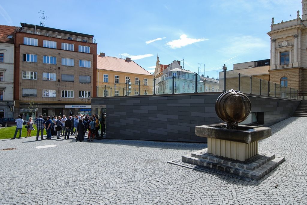 Město Plzeň má nově zrekonstruovanou jihozápadní část sadového okruhu ve svém historickém jádru. Okolí divadla J. K. Tyla je nyní více prosvětlené, nabízí lepší možnosti k posezení, odpočinku. Úpravy, které trvaly od loňského března do letošního dubna, stály 43,4 milionu korun včetně DPH. Město na stavbu získalo evropskou dotaci z Regionálního operačního programu NUTS II Jihozápad, tvoří 85 procent z celkových uznatelných nákladů. (foto: 3.6.2015)