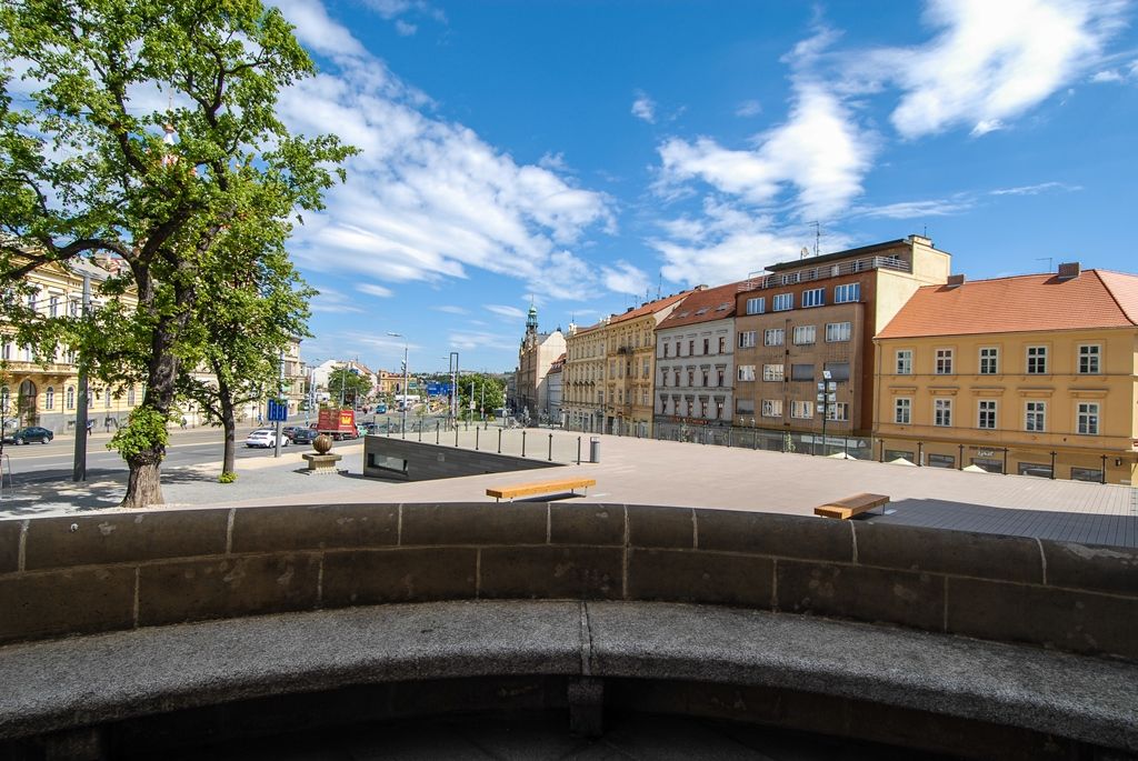 Město Plzeň má nově zrekonstruovanou jihozápadní část sadového okruhu ve svém historickém jádru. Okolí divadla J. K. Tyla je nyní více prosvětlené, nabízí lepší možnosti k posezení, odpočinku. Úpravy, které trvaly od loňského března do letošního dubna, stály 43,4 milionu korun včetně DPH. Město na stavbu získalo evropskou dotaci z Regionálního operačního programu NUTS II Jihozápad, tvoří 85 procent z celkových uznatelných nákladů. (foto: 3.6.2015)