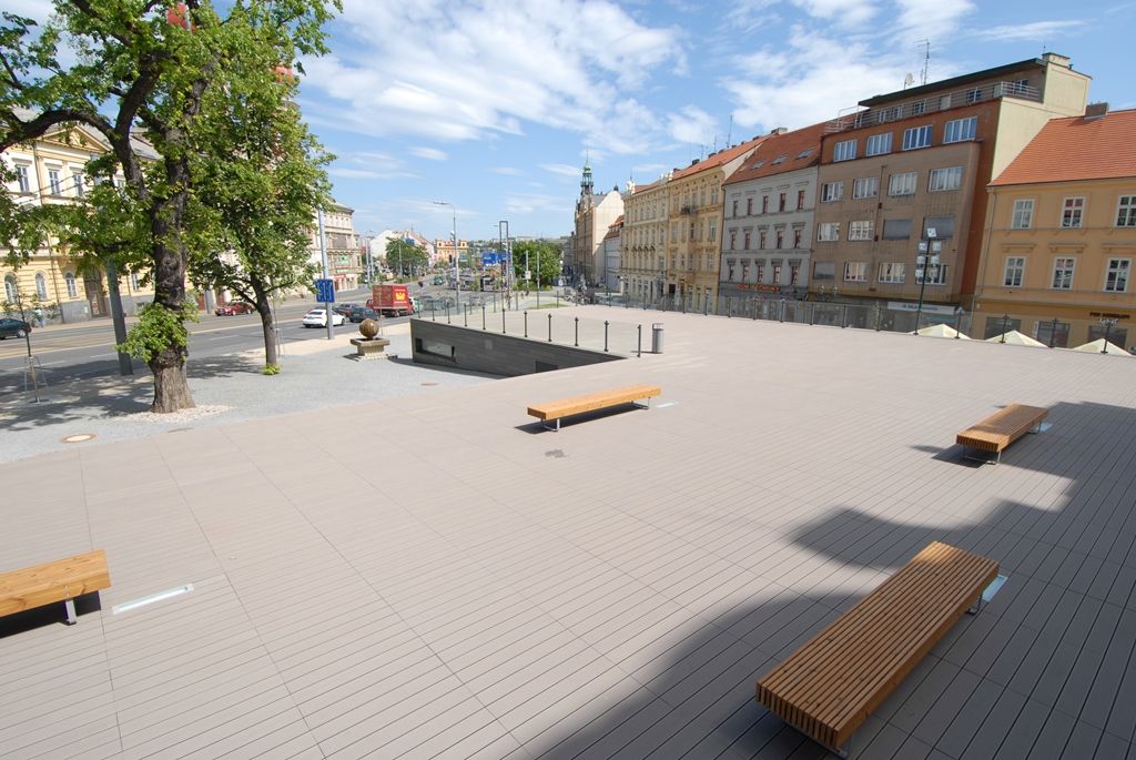 Město Plzeň má nově zrekonstruovanou jihozápadní část sadového okruhu ve svém historickém jádru. Okolí divadla J. K. Tyla je nyní více prosvětlené, nabízí lepší možnosti k posezení, odpočinku. Úpravy, které trvaly od loňského března do letošního dubna, stály 43,4 milionu korun včetně DPH. Město na stavbu získalo evropskou dotaci z Regionálního operačního programu NUTS II Jihozápad, tvoří 85 procent z celkových uznatelných nákladů. (foto: 3.6.2015)