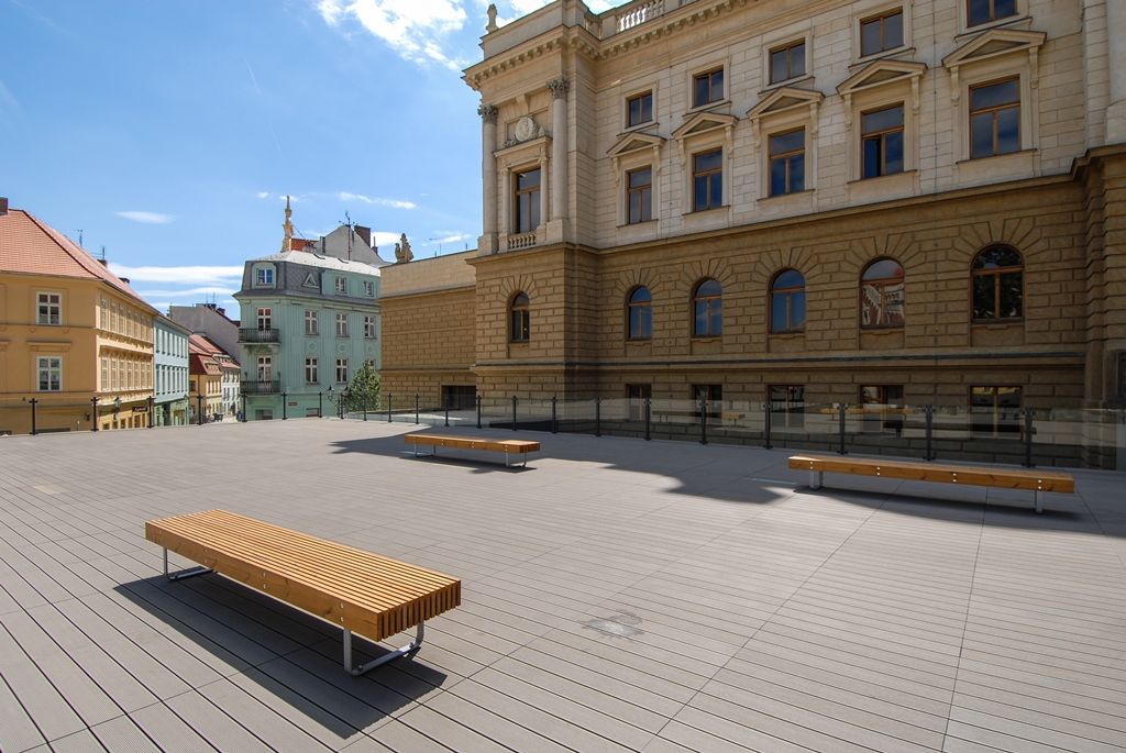 Město Plzeň má nově zrekonstruovanou jihozápadní část sadového okruhu ve svém historickém jádru. Okolí divadla J. K. Tyla je nyní více prosvětlené, nabízí lepší možnosti k posezení, odpočinku. Úpravy, které trvaly od loňského března do letošního dubna, stály 43,4 milionu korun včetně DPH. Město na stavbu získalo evropskou dotaci z Regionálního operačního programu NUTS II Jihozápad, tvoří 85 procent z celkových uznatelných nákladů. (foto: 3.6.2015)