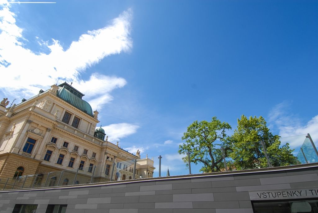 Město Plzeň má nově zrekonstruovanou jihozápadní část sadového okruhu ve svém historickém jádru. Okolí divadla J. K. Tyla je nyní více prosvětlené, nabízí lepší možnosti k posezení, odpočinku. Úpravy, které trvaly od loňského března do letošního dubna, stály 43,4 milionu korun včetně DPH. Město na stavbu získalo evropskou dotaci z Regionálního operačního programu NUTS II Jihozápad, tvoří 85 procent z celkových uznatelných nákladů. (foto: 3.6.2015)