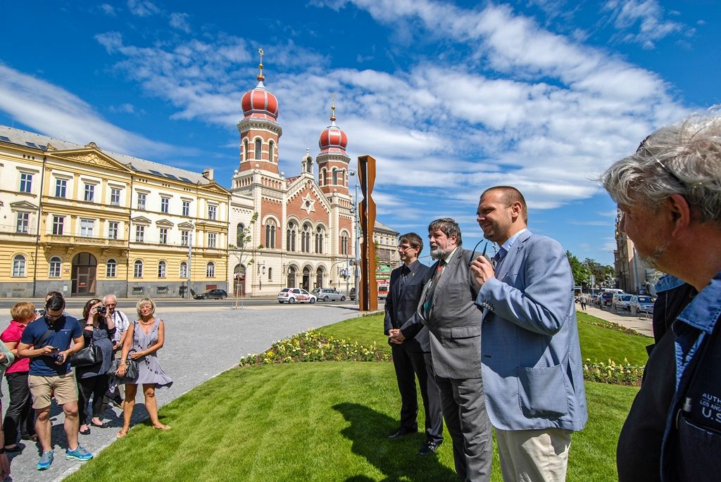 Město Plzeň má nově zrekonstruovanou jihozápadní část sadového okruhu ve svém historickém jádru. Okolí divadla J. K. Tyla je nyní více prosvětlené, nabízí lepší možnosti k posezení, odpočinku. Úpravy, které trvaly od loňského března do letošního dubna, stály 43,4 milionu korun včetně DPH. Město na stavbu získalo evropskou dotaci z Regionálního operačního programu NUTS II Jihozápad, tvoří 85 procent z celkových uznatelných nákladů. (foto: 3.6.2015)