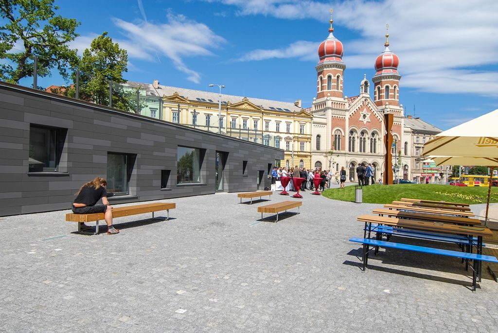 Město Plzeň má nově zrekonstruovanou jihozápadní část sadového okruhu ve svém historickém jádru. Okolí divadla J. K. Tyla je nyní více prosvětlené, nabízí lepší možnosti k posezení, odpočinku. Úpravy, které trvaly od loňského března do letošního dubna, stály 43,4 milionu korun včetně DPH. Město na stavbu získalo evropskou dotaci z Regionálního operačního programu NUTS II Jihozápad, tvoří 85 procent z celkových uznatelných nákladů. (foto: 3.6.2015)