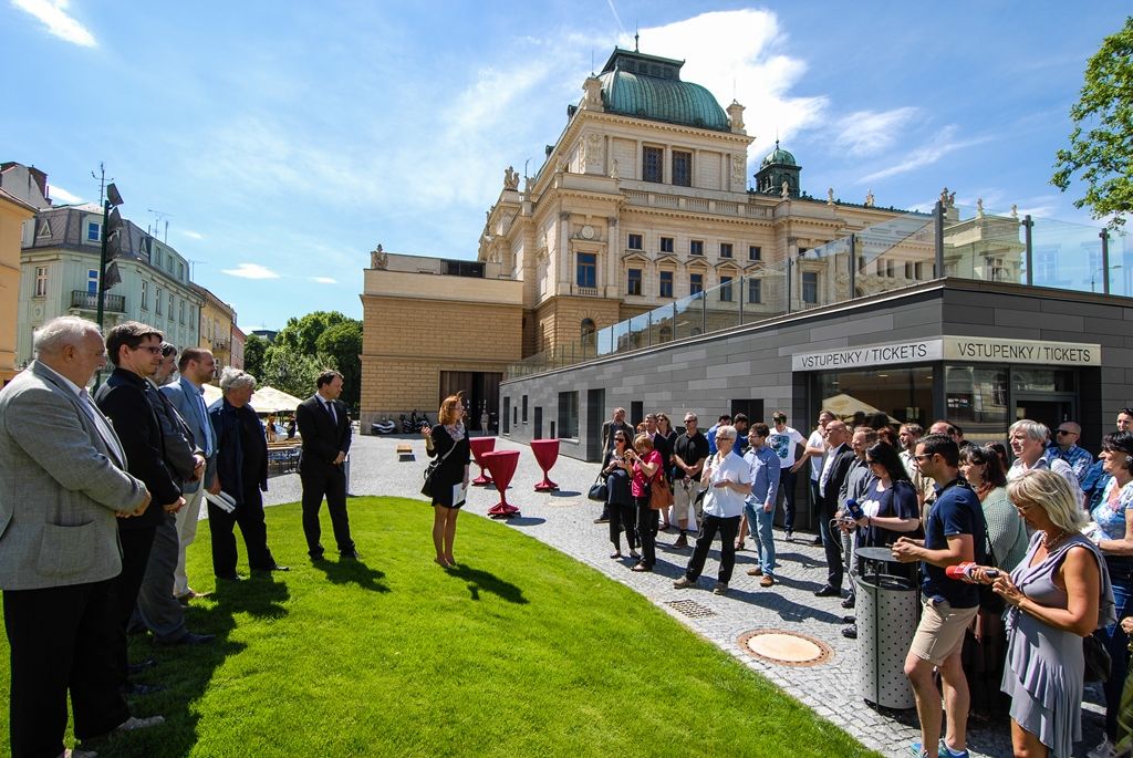 Město Plzeň má nově zrekonstruovanou jihozápadní část sadového okruhu ve svém historickém jádru. Okolí divadla J. K. Tyla je nyní více prosvětlené, nabízí lepší možnosti k posezení, odpočinku. Úpravy, které trvaly od loňského března do letošního dubna, stály 43,4 milionu korun včetně DPH. Město na stavbu získalo evropskou dotaci z Regionálního operačního programu NUTS II Jihozápad, tvoří 85 procent z celkových uznatelných nákladů. (foto: 3.6.2015)
