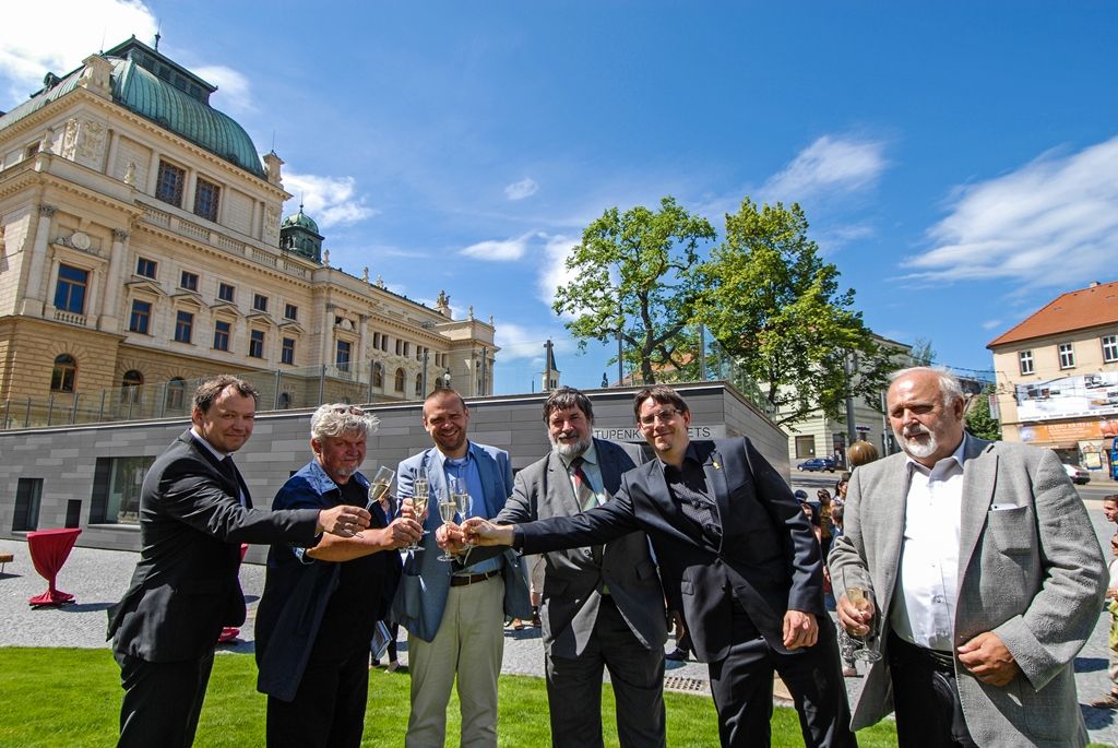 Město Plzeň má nově zrekonstruovanou jihozápadní část sadového okruhu ve svém historickém jádru. Okolí divadla J. K. Tyla je nyní více prosvětlené, nabízí lepší možnosti k posezení, odpočinku. Úpravy, které trvaly od loňského března do letošního dubna, stály 43,4 milionu korun včetně DPH. Město na stavbu získalo evropskou dotaci z Regionálního operačního programu NUTS II Jihozápad, tvoří 85 procent z celkových uznatelných nákladů. (foto: 3.6.2015)