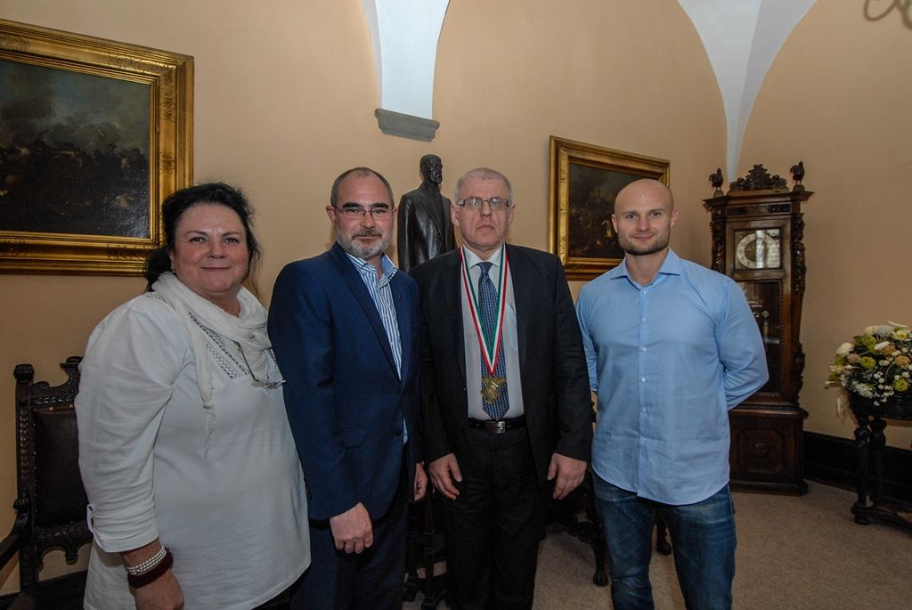 Plzeňský rodák Zdeněk Vlček doplnil medailovou sbírku české reprezentace, která na Mistrovství Evropy veteránů 2015 v Maďarsku získala na konci května čtyři tituly. Ke dvěma stříbrným a dvěma bronzovým medailím se připojil se zlatou medailí jako mistr Evropy. Vyhrál v kategorii M6 + 100 kilogramů a stal se prvním veteránským mistrem Evropy v historii Judoclubu Plzeň. Svým výkonem porazil Rusy Alexandra Plaksina a Elgudzha Gagishviliho. (foto: 4.6.2015)