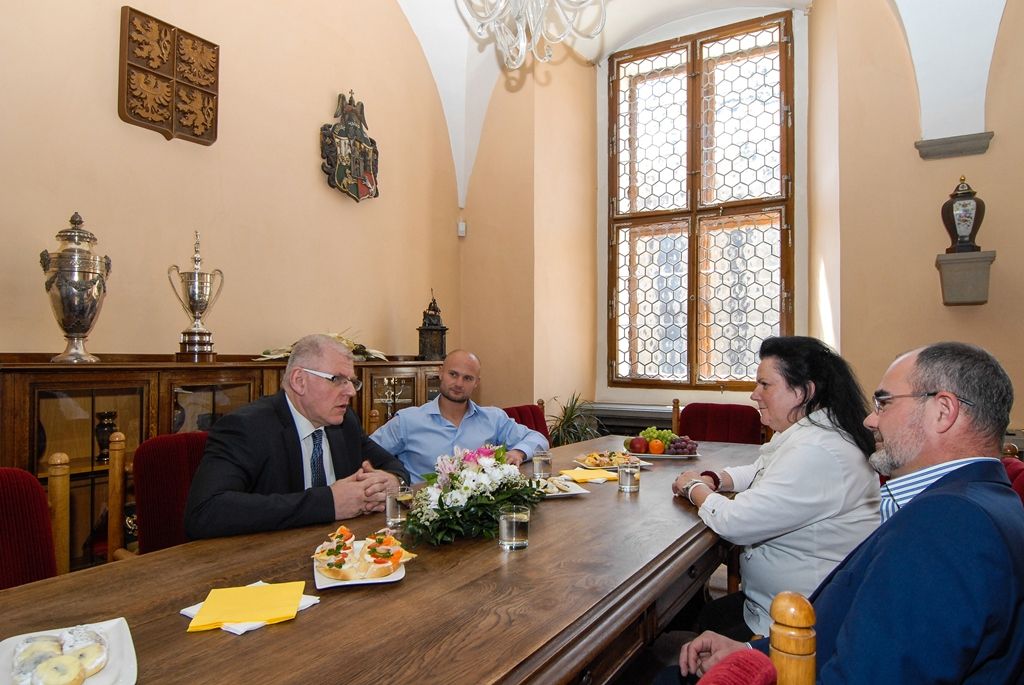Plzeňský rodák Zdeněk Vlček doplnil medailovou sbírku české reprezentace, která na Mistrovství Evropy veteránů 2015 v Maďarsku získala na konci května čtyři tituly. Ke dvěma stříbrným a dvěma bronzovým medailím se připojil se zlatou medailí jako mistr Evropy. Vyhrál v kategorii M6 + 100 kilogramů a stal se prvním veteránským mistrem Evropy v historii Judoclubu Plzeň. Svým výkonem porazil Rusy Alexandra Plaksina a Elgudzha Gagishviliho. (foto: 4.6.2015)