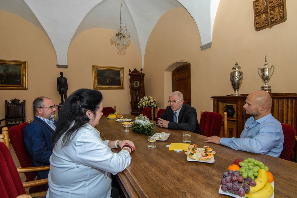 Plzeňský rodák Zdeněk Vlček doplnil medailovou sbírku české reprezentace, která na Mistrovství Evropy veteránů 2015 v Maďarsku získala na konci května čtyři tituly. Ke dvěma stříbrným a dvěma bronzovým medailím se připojil se zlatou medailí jako mistr Evropy. Vyhrál v kategorii M6 + 100 kilogramů a stal se prvním veteránským mistrem Evropy v historii Judoclubu Plzeň. Svým výkonem porazil Rusy Alexandra Plaksina a Elgudzha Gagishviliho. (foto: 4.6.2015)