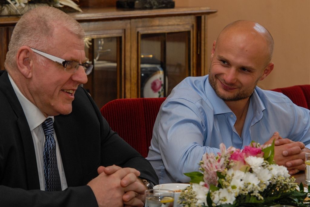 Plzeňský rodák Zdeněk Vlček doplnil medailovou sbírku české reprezentace, která na Mistrovství Evropy veteránů 2015 v Maďarsku získala na konci května čtyři tituly. Ke dvěma stříbrným a dvěma bronzovým medailím se připojil se zlatou medailí jako mistr Evropy. Vyhrál v kategorii M6 + 100 kilogramů a stal se prvním veteránským mistrem Evropy v historii Judoclubu Plzeň. Svým výkonem porazil Rusy Alexandra Plaksina a Elgudzha Gagishviliho. (foto: 4.6.2015)
