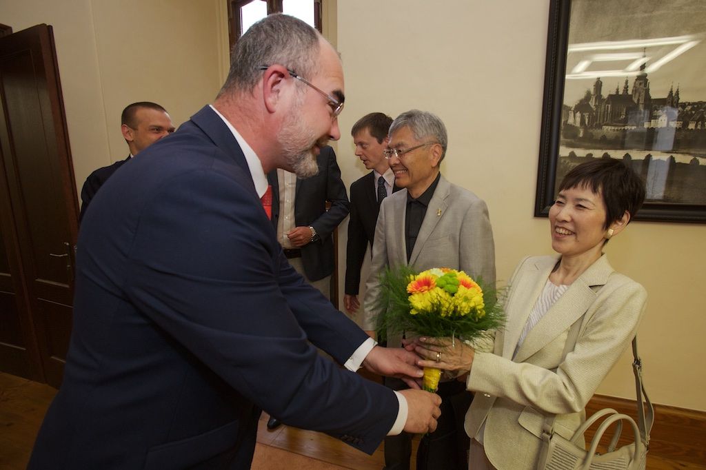 Představitele EU-Japan Fest Committee v čele s předsedou Hideaki Omiyem, jenž je zároveň prezidentem Mitsubishi Heavy Industries, přijal v neděli na radnici primátor města Martin Zrzavecký. Výbor této japonské nevládní organizace, jež podporuje mezinárodní spolupráci na poli kultury, už přes 20 let spolupracuje se zástupci projektu Evropské hlavní město kultury. Podporuje kulturní výměnu a spolupráci evropských a japonských umělců, pořadatelů a festivalů a zapojuje se do programu, podporu přitom čerpá z privátních zdrojů od největších japonských společností. Plzeň, která je letos spolu s belgickým Monsem nositelem titulu Evropské hlavní město kultury, nabídne po celý rok desítky akcí, na nichž se představí řada vynikajících japonských umělců. (foto: 7.6.2015, R. Muchka)