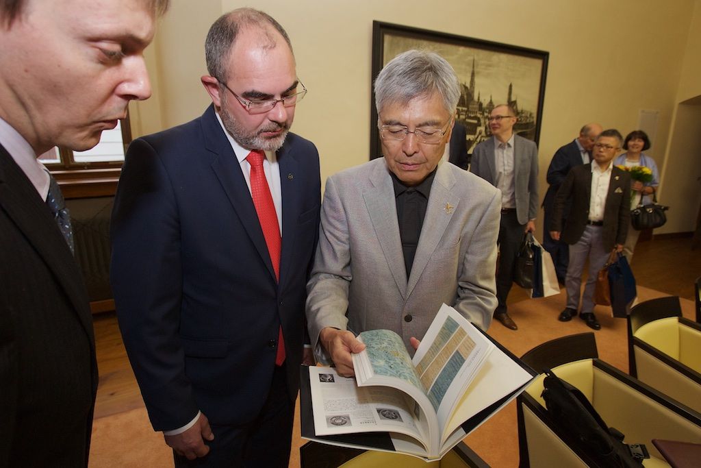 Představitele EU-Japan Fest Committee v čele s předsedou Hideaki Omiyem, jenž je zároveň prezidentem Mitsubishi Heavy Industries, přijal v neděli na radnici primátor města Martin Zrzavecký. Výbor této japonské nevládní organizace, jež podporuje mezinárodní spolupráci na poli kultury, už přes 20 let spolupracuje se zástupci projektu Evropské hlavní město kultury. Podporuje kulturní výměnu a spolupráci evropských a japonských umělců, pořadatelů a festivalů a zapojuje se do programu, podporu přitom čerpá z privátních zdrojů od největších japonských společností. Plzeň, která je letos spolu s belgickým Monsem nositelem titulu Evropské hlavní město kultury, nabídne po celý rok desítky akcí, na nichž se představí řada vynikajících japonských umělců. (foto: 7.6.2015, R. Muchka)