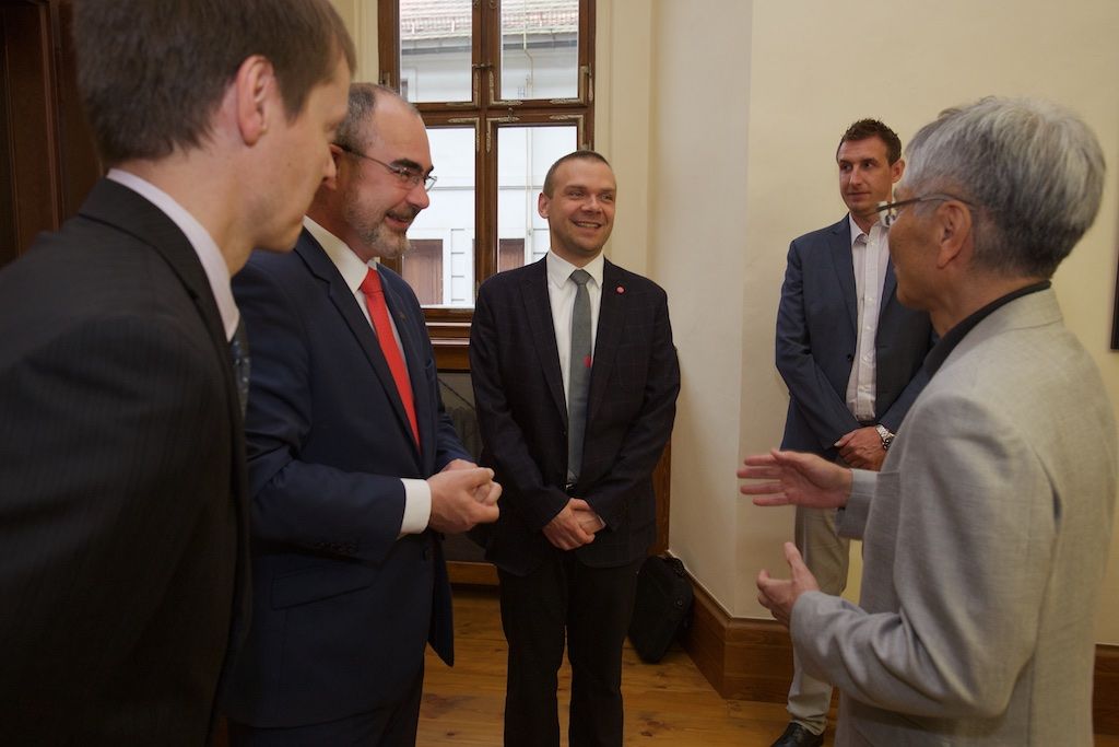 Představitele EU-Japan Fest Committee v čele s předsedou Hideaki Omiyem, jenž je zároveň prezidentem Mitsubishi Heavy Industries, přijal v neděli na radnici primátor města Martin Zrzavecký. Výbor této japonské nevládní organizace, jež podporuje mezinárodní spolupráci na poli kultury, už přes 20 let spolupracuje se zástupci projektu Evropské hlavní město kultury. Podporuje kulturní výměnu a spolupráci evropských a japonských umělců, pořadatelů a festivalů a zapojuje se do programu, podporu přitom čerpá z privátních zdrojů od největších japonských společností. Plzeň, která je letos spolu s belgickým Monsem nositelem titulu Evropské hlavní město kultury, nabídne po celý rok desítky akcí, na nichž se představí řada vynikajících japonských umělců. (foto: 7.6.2015, R. Muchka)