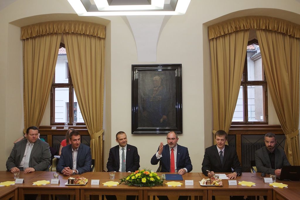 Představitele EU-Japan Fest Committee v čele s předsedou Hideaki Omiyem, jenž je zároveň prezidentem Mitsubishi Heavy Industries, přijal v neděli na radnici primátor města Martin Zrzavecký. Výbor této japonské nevládní organizace, jež podporuje mezinárodní spolupráci na poli kultury, už přes 20 let spolupracuje se zástupci projektu Evropské hlavní město kultury. Podporuje kulturní výměnu a spolupráci evropských a japonských umělců, pořadatelů a festivalů a zapojuje se do programu, podporu přitom čerpá z privátních zdrojů od největších japonských společností. Plzeň, která je letos spolu s belgickým Monsem nositelem titulu Evropské hlavní město kultury, nabídne po celý rok desítky akcí, na nichž se představí řada vynikajících japonských umělců. (foto: 7.6.2015, R. Muchka)