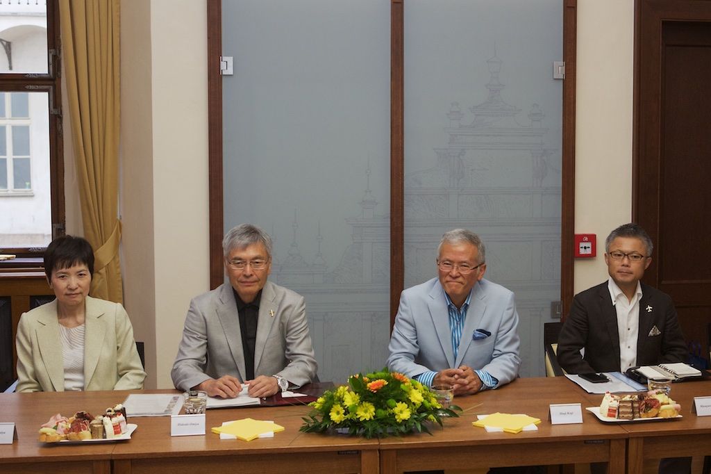 Představitele EU-Japan Fest Committee v čele s předsedou Hideaki Omiyem, jenž je zároveň prezidentem Mitsubishi Heavy Industries, přijal v neděli na radnici primátor města Martin Zrzavecký. Výbor této japonské nevládní organizace, jež podporuje mezinárodní spolupráci na poli kultury, už přes 20 let spolupracuje se zástupci projektu Evropské hlavní město kultury. Podporuje kulturní výměnu a spolupráci evropských a japonských umělců, pořadatelů a festivalů a zapojuje se do programu, podporu přitom čerpá z privátních zdrojů od největších japonských společností. Plzeň, která je letos spolu s belgickým Monsem nositelem titulu Evropské hlavní město kultury, nabídne po celý rok desítky akcí, na nichž se představí řada vynikajících japonských umělců. (foto: 7.6.2015, R. Muchka)