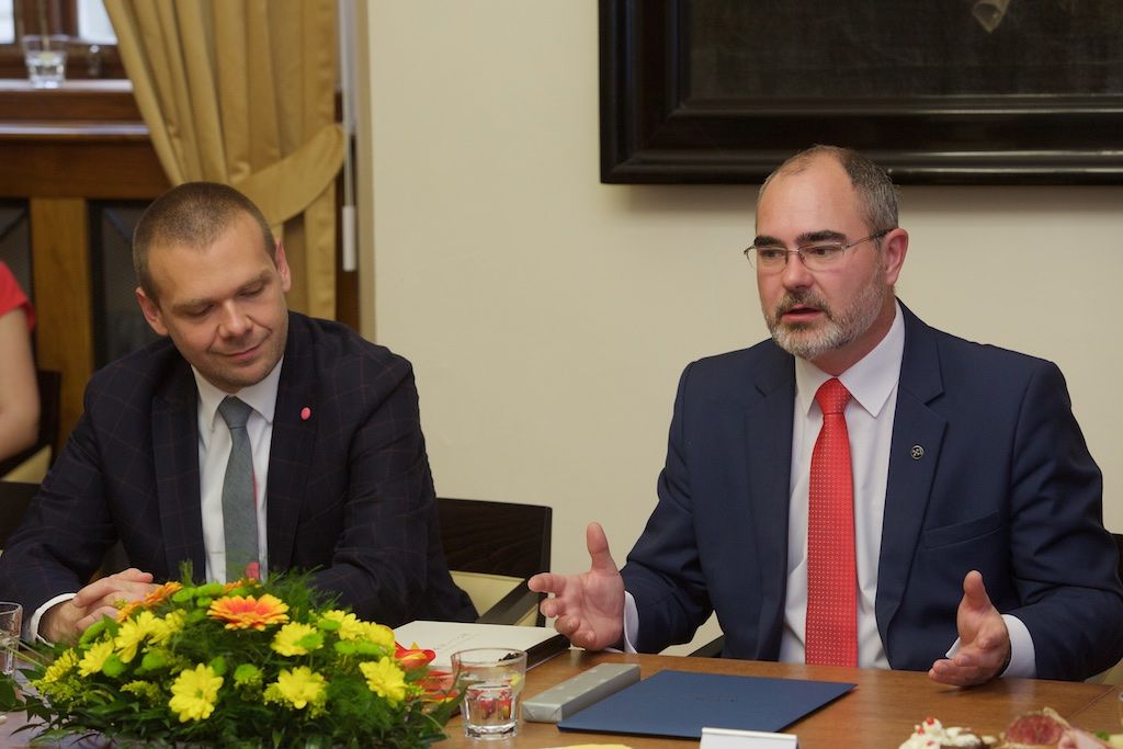 Představitele EU-Japan Fest Committee v čele s předsedou Hideaki Omiyem, jenž je zároveň prezidentem Mitsubishi Heavy Industries, přijal v neděli na radnici primátor města Martin Zrzavecký. Výbor této japonské nevládní organizace, jež podporuje mezinárodní spolupráci na poli kultury, už přes 20 let spolupracuje se zástupci projektu Evropské hlavní město kultury. Podporuje kulturní výměnu a spolupráci evropských a japonských umělců, pořadatelů a festivalů a zapojuje se do programu, podporu přitom čerpá z privátních zdrojů od největších japonských společností. Plzeň, která je letos spolu s belgickým Monsem nositelem titulu Evropské hlavní město kultury, nabídne po celý rok desítky akcí, na nichž se představí řada vynikajících japonských umělců. (foto: 7.6.2015, R. Muchka)
