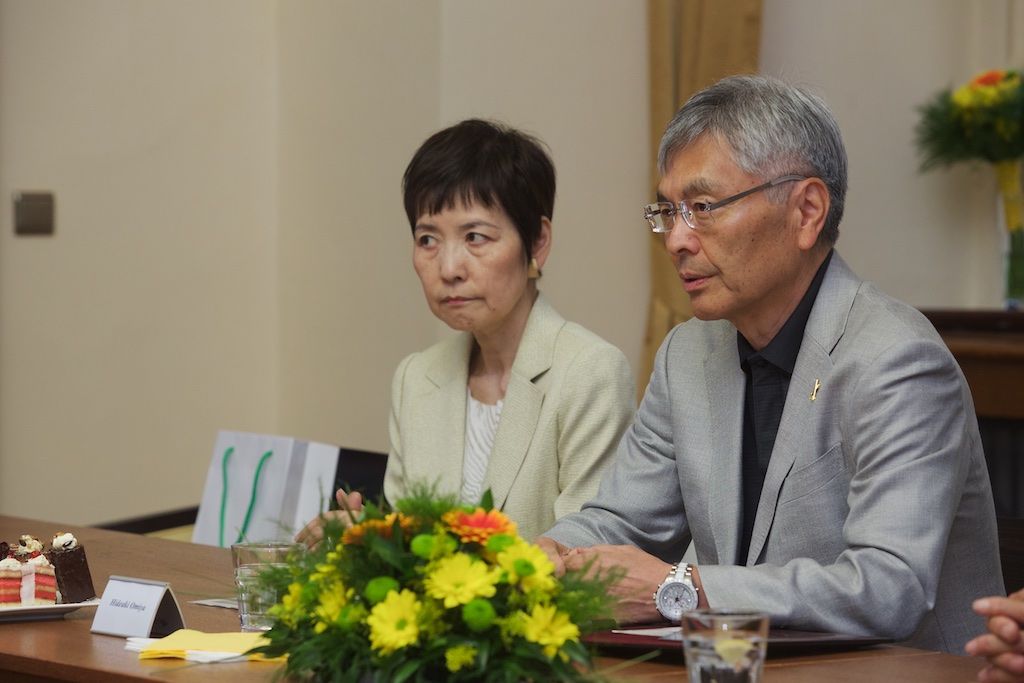 Představitele EU-Japan Fest Committee v čele s předsedou Hideaki Omiyem, jenž je zároveň prezidentem Mitsubishi Heavy Industries, přijal v neděli na radnici primátor města Martin Zrzavecký. Výbor této japonské nevládní organizace, jež podporuje mezinárodní spolupráci na poli kultury, už přes 20 let spolupracuje se zástupci projektu Evropské hlavní město kultury. Podporuje kulturní výměnu a spolupráci evropských a japonských umělců, pořadatelů a festivalů a zapojuje se do programu, podporu přitom čerpá z privátních zdrojů od největších japonských společností. Plzeň, která je letos spolu s belgickým Monsem nositelem titulu Evropské hlavní město kultury, nabídne po celý rok desítky akcí, na nichž se představí řada vynikajících japonských umělců. (foto: 7.6.2015, R. Muchka)